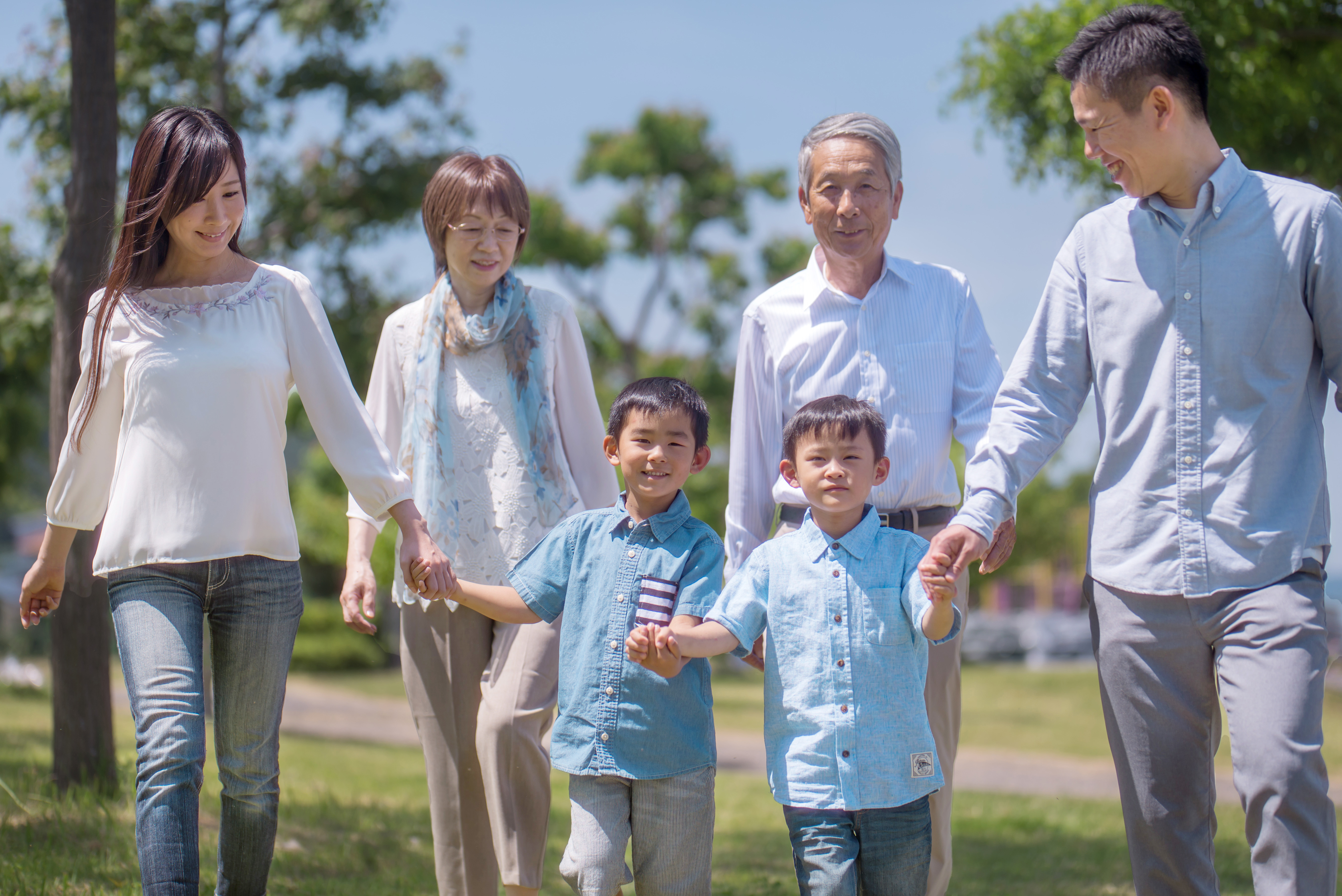 幸せな三世代家族の写真